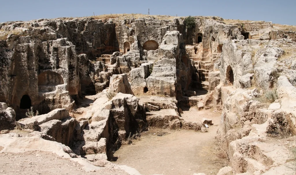 Perre Antik Kenti kaya mezarları gerçek fotoğrafı