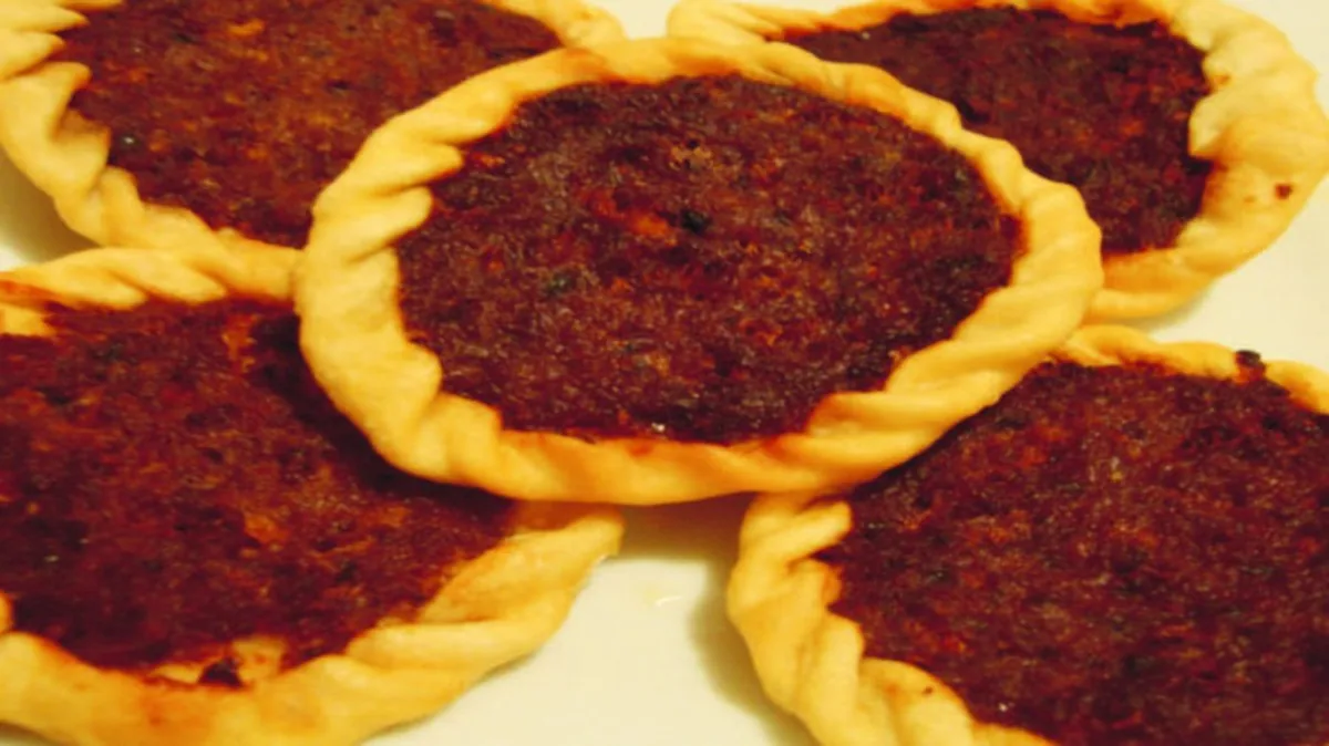 Kenarları kıvrılmış, üstü açık kıymalı Şanlıurfa ağzı açık hamur işi