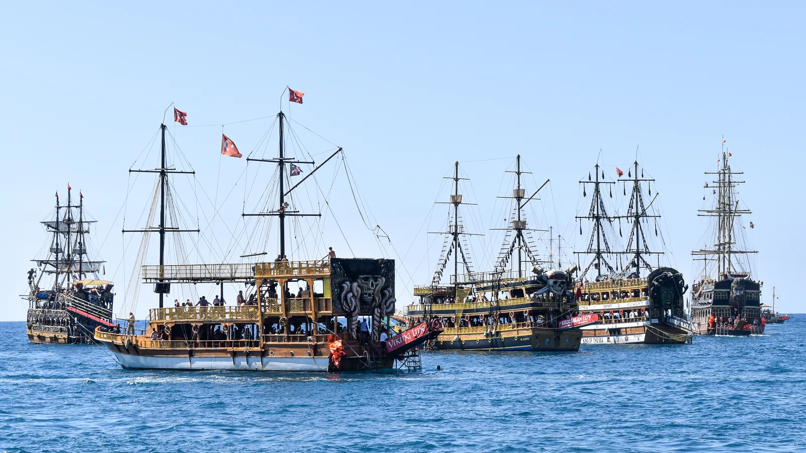 Alanya Korsan Tekne Turu 2026: Köpük Partisi, Mağaralar ve Rezervasyon