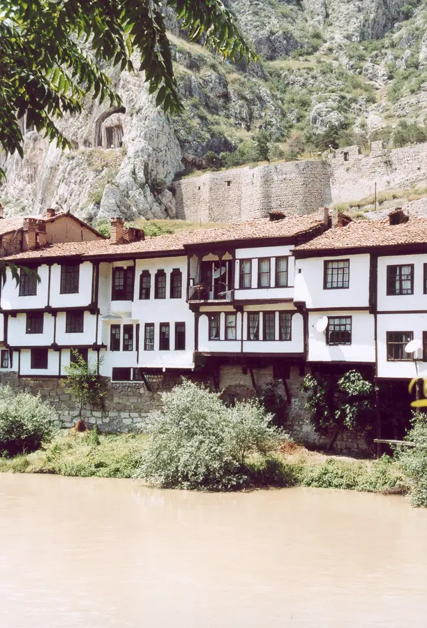 Yalıboyu Evleri ve Yeşilırmak Kıyısı