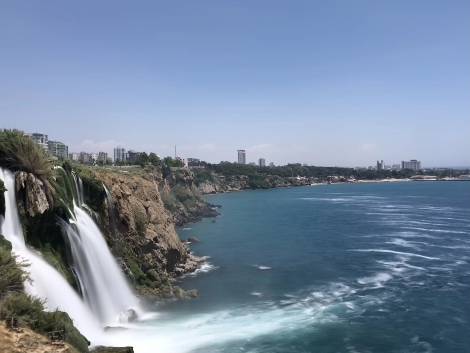 Antalya Aşağı Düden Şelalesi’nin falezlerden denize dökülüşü