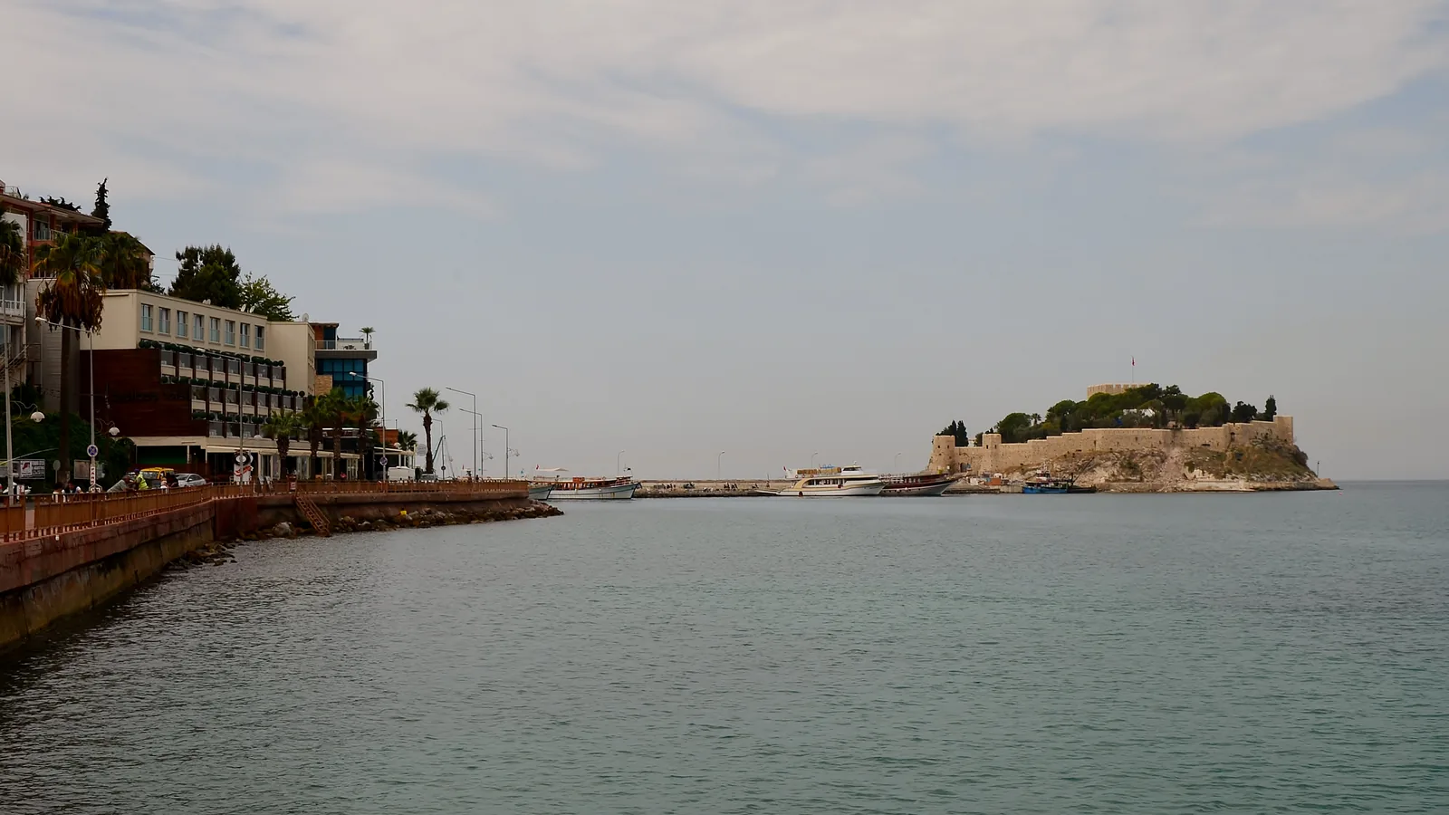 Kuşadası Güvercinada Kalesi ve deniz manzarası