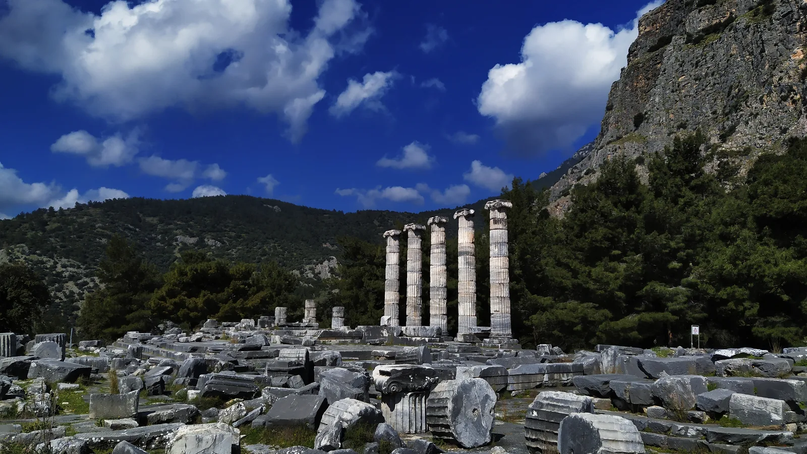 Priene Antik Kenti tiyatrosu ve taş oturma sıraları