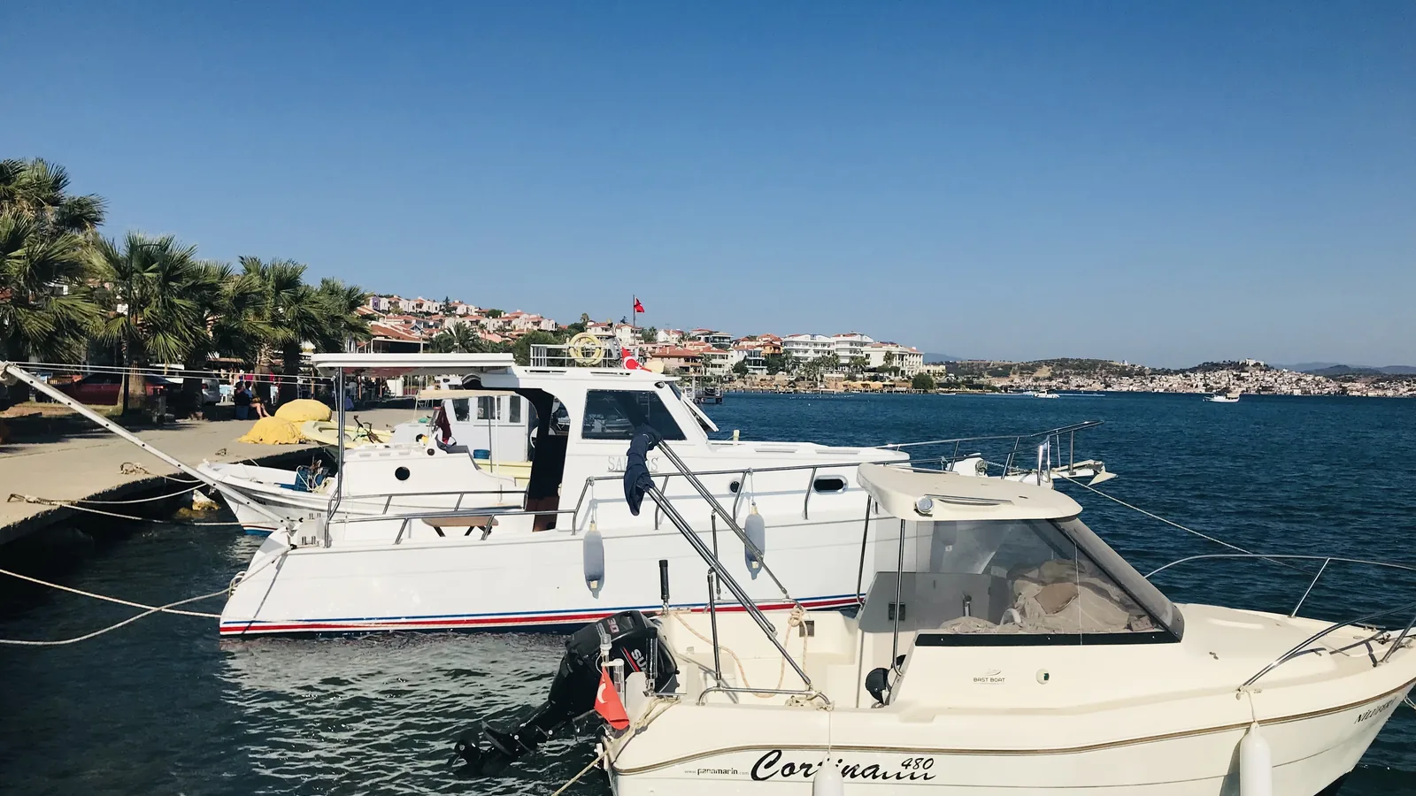 Cunda Adası sahilinde tekneler ve kıyı manzarası