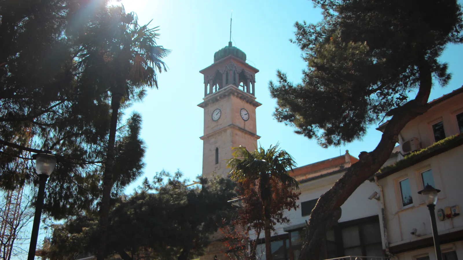 Balıkesir şehir merkezindeki tarihî Saat Kulesi