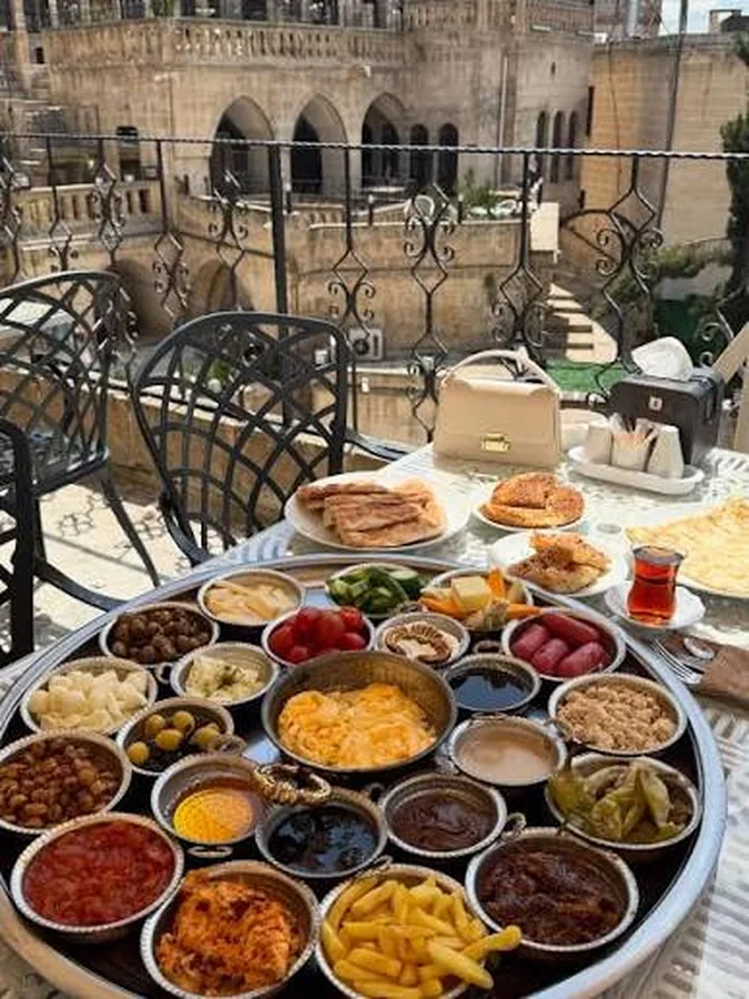 Şanlıurfa tarihî merkez ve Balıklıgöl çevresine bakan kahvaltı masası