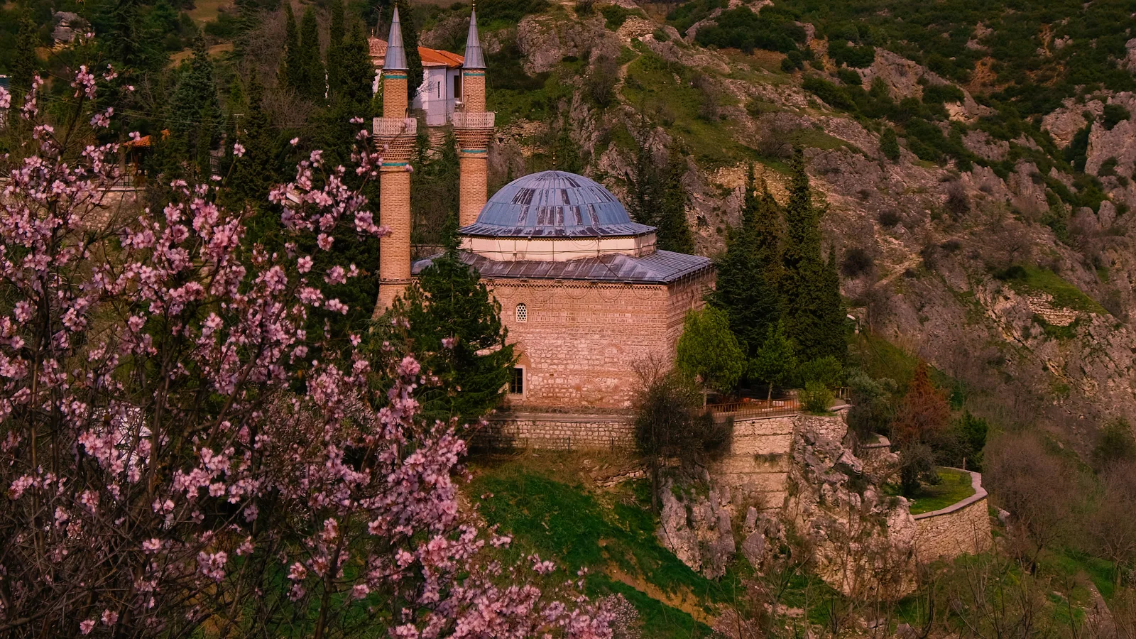 Bilecik Şeyh Edebali Türbesi ve çevresindeki bahar manzarası