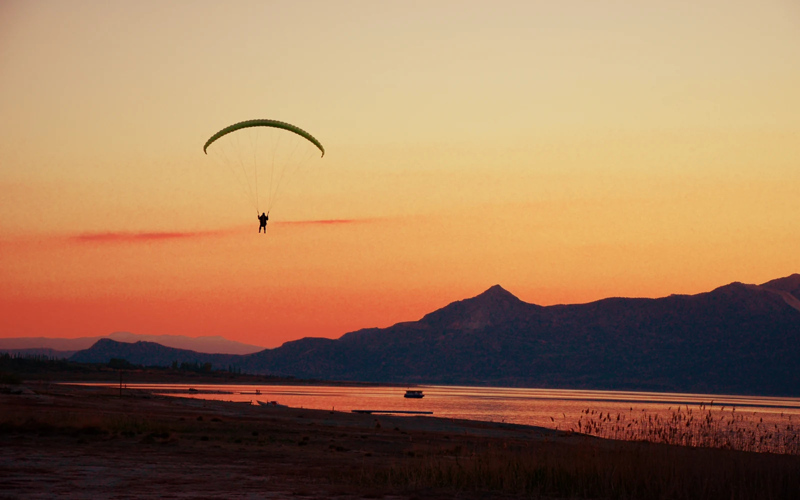 Burdur Gölü Gün Batımı ve Yamaç Paraşütü Manzarası