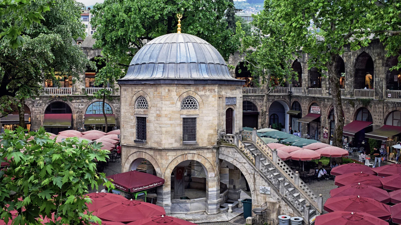 Bursa Koza Han avlusu ve tarihî mescit