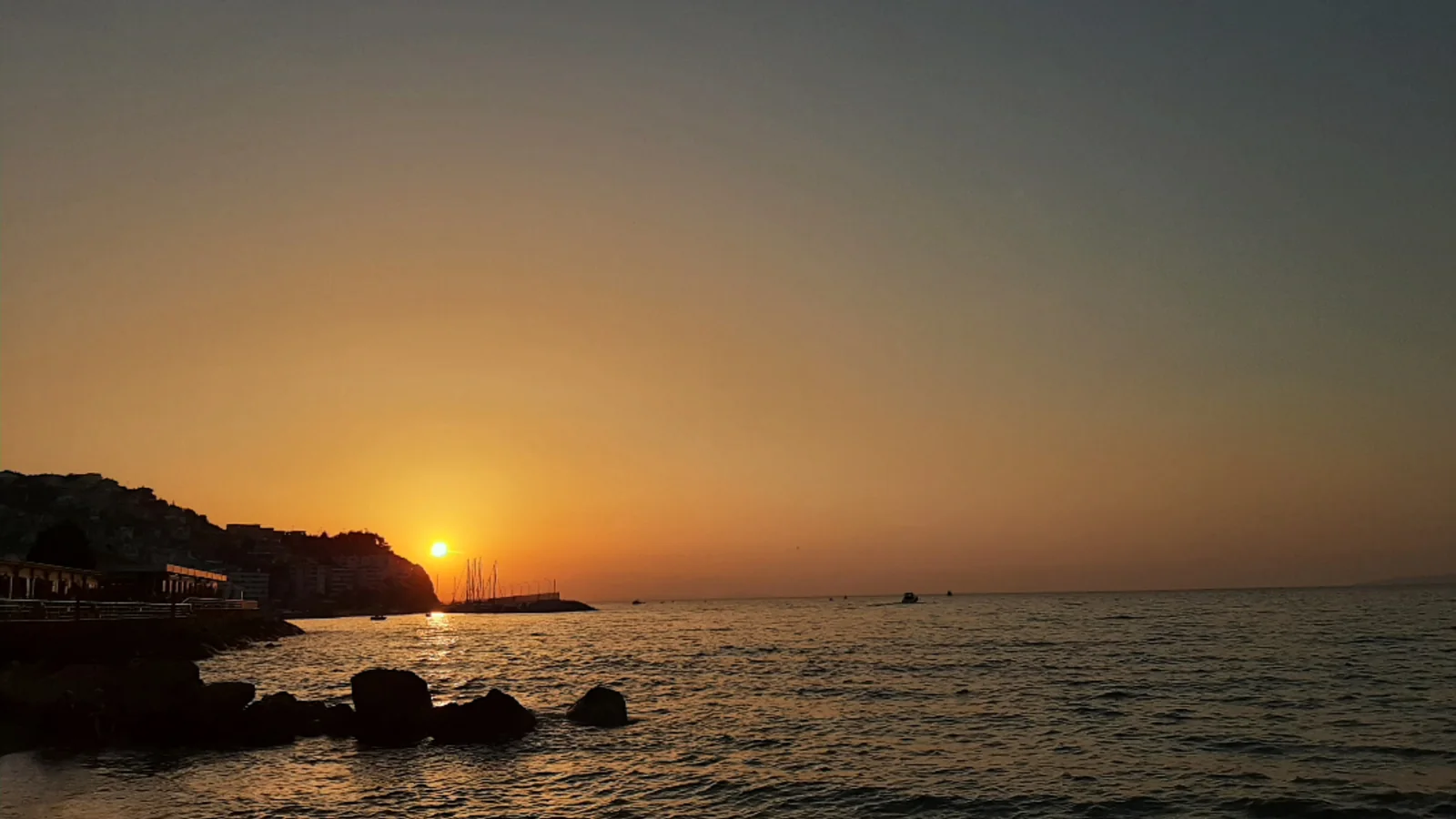 Mudanya sahilinde gün batımı ve Marmara Denizi