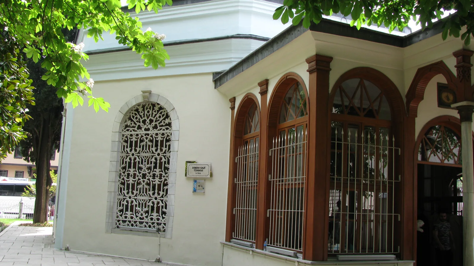 Bursa Tophane Osman Gazi Türbesi dış görünümü