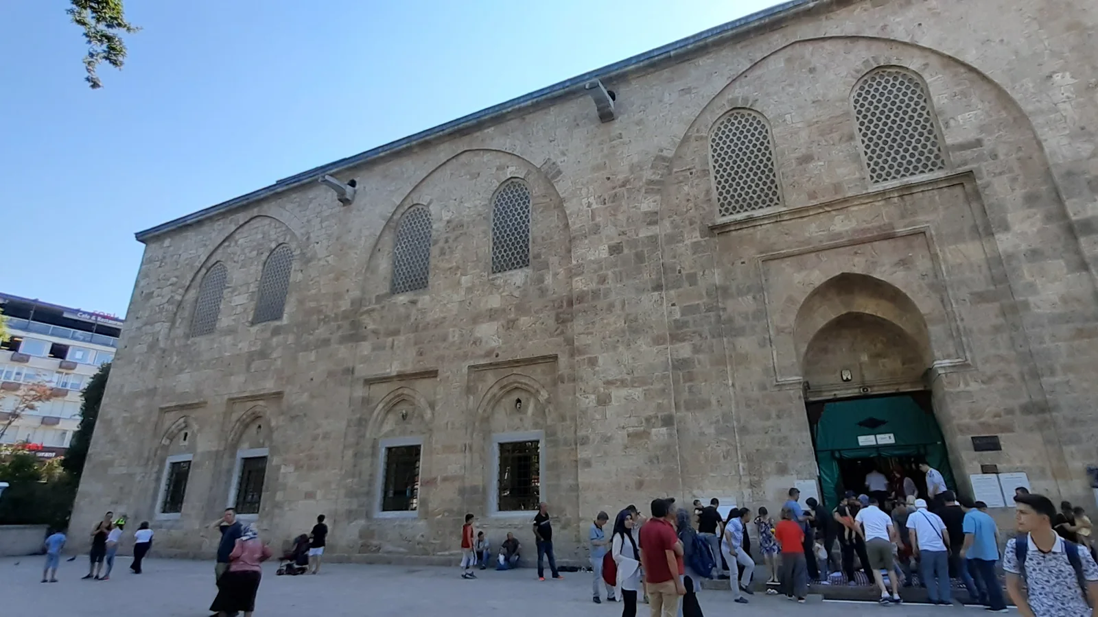 Bursa Ulu Cami dış cephesi ve ziyaretçileri