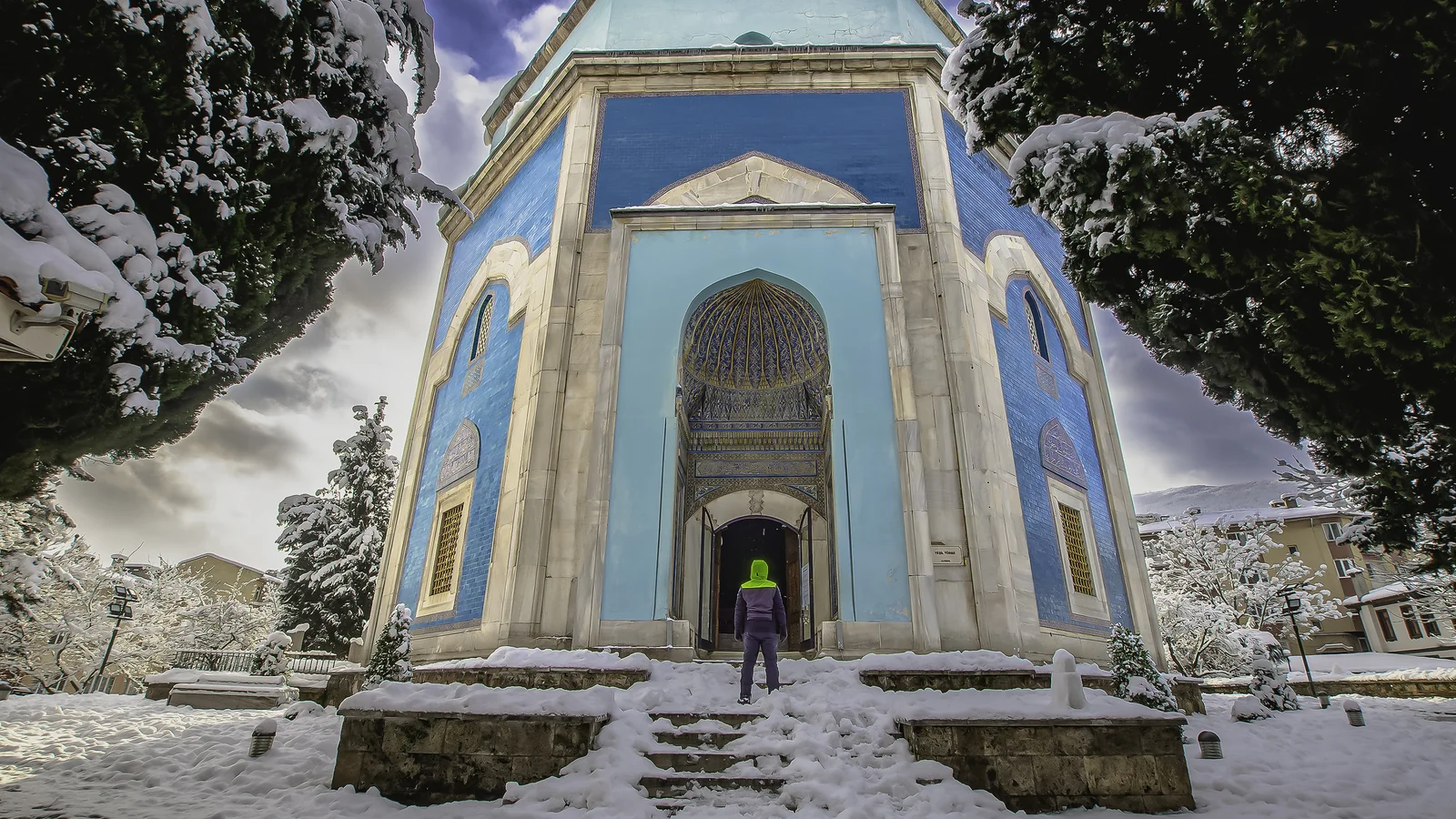 Karlı havada Bursa Yeşil Türbe dış cephesi