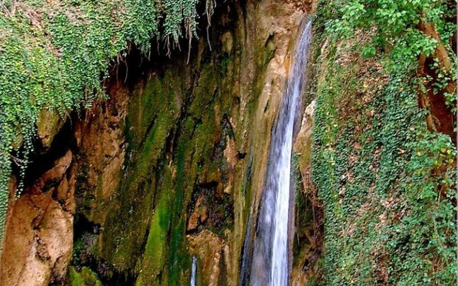 Sakızcılar Şelalesi ve Ağlayan Kaya