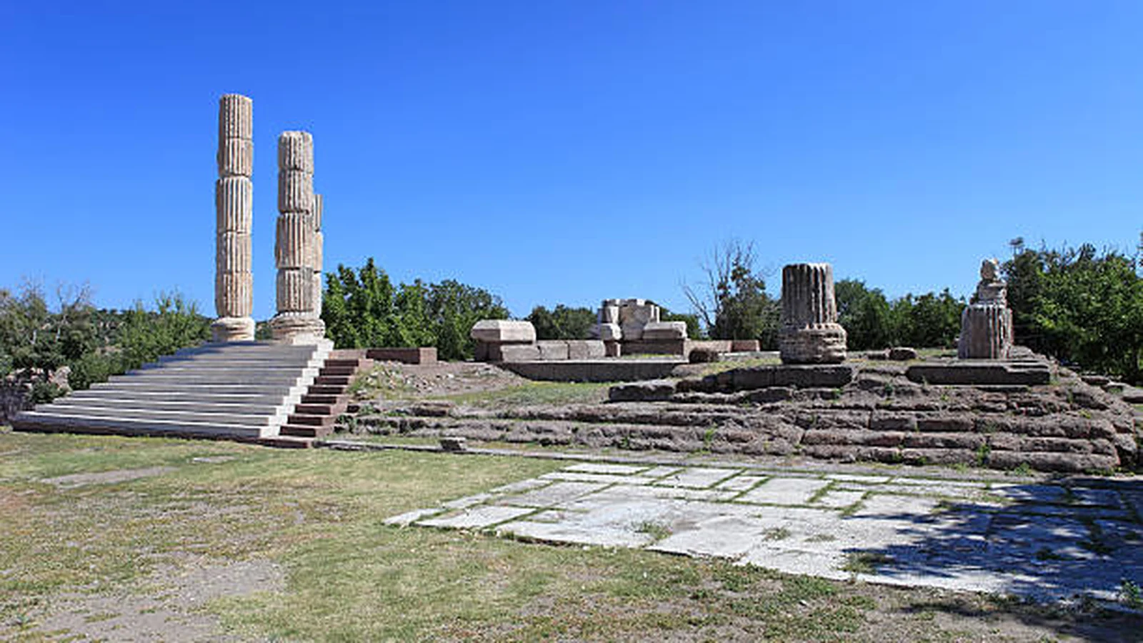 Didim çevresindeki antik sütunlar ve taş kalıntıları