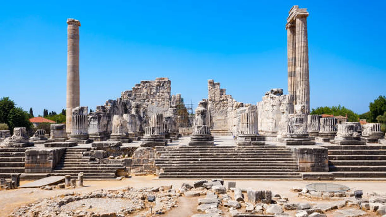 Didim Apollon Tapınağı sütunları ve antik kalıntılar