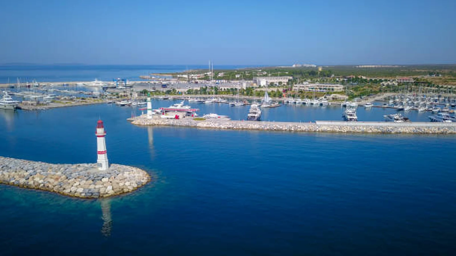 D-Marin Didim, mendirek ve deniz feneri
