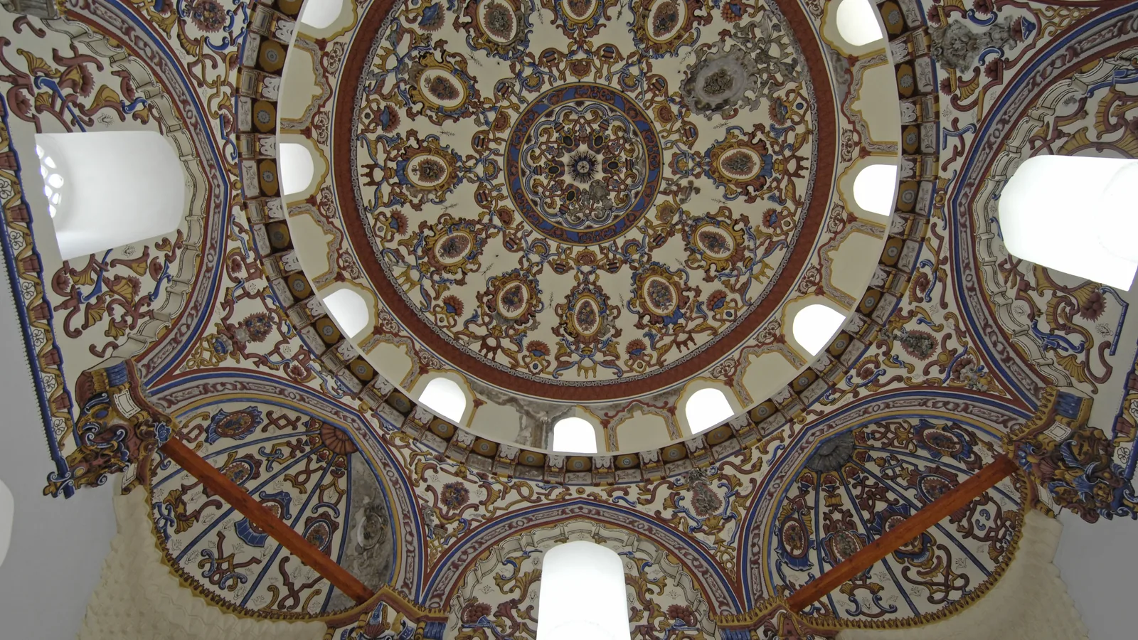Cihanoğlu Camii kubbe içi renkli bezemeleri