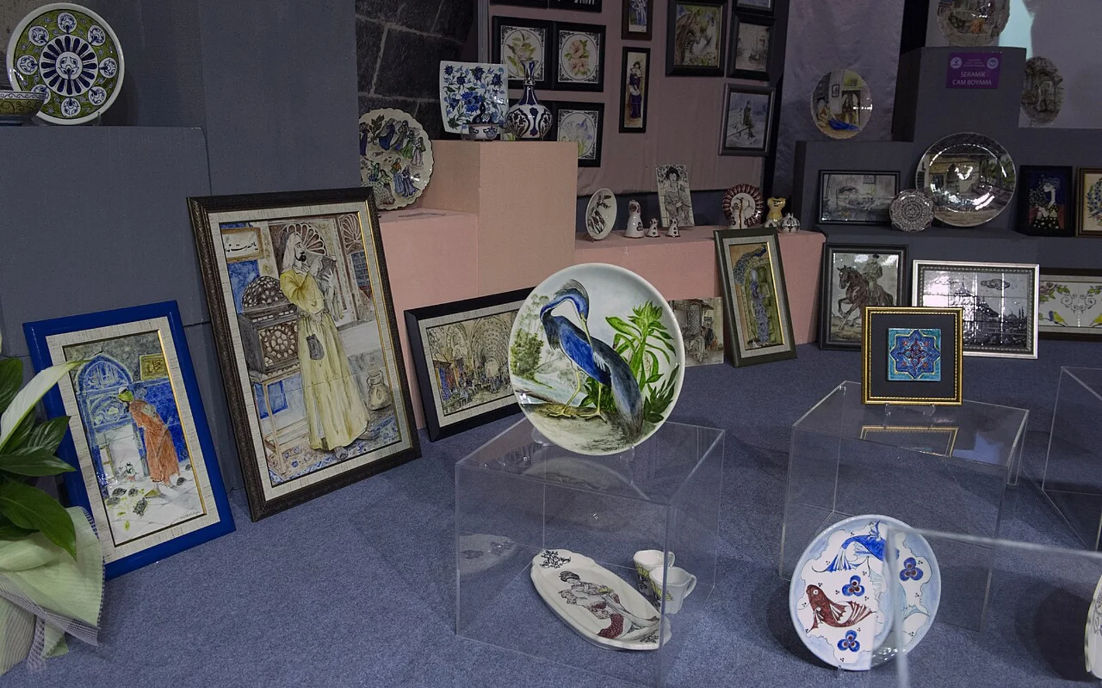 Kurşunlu Külliyesi içindeki sanat sergileme alanı