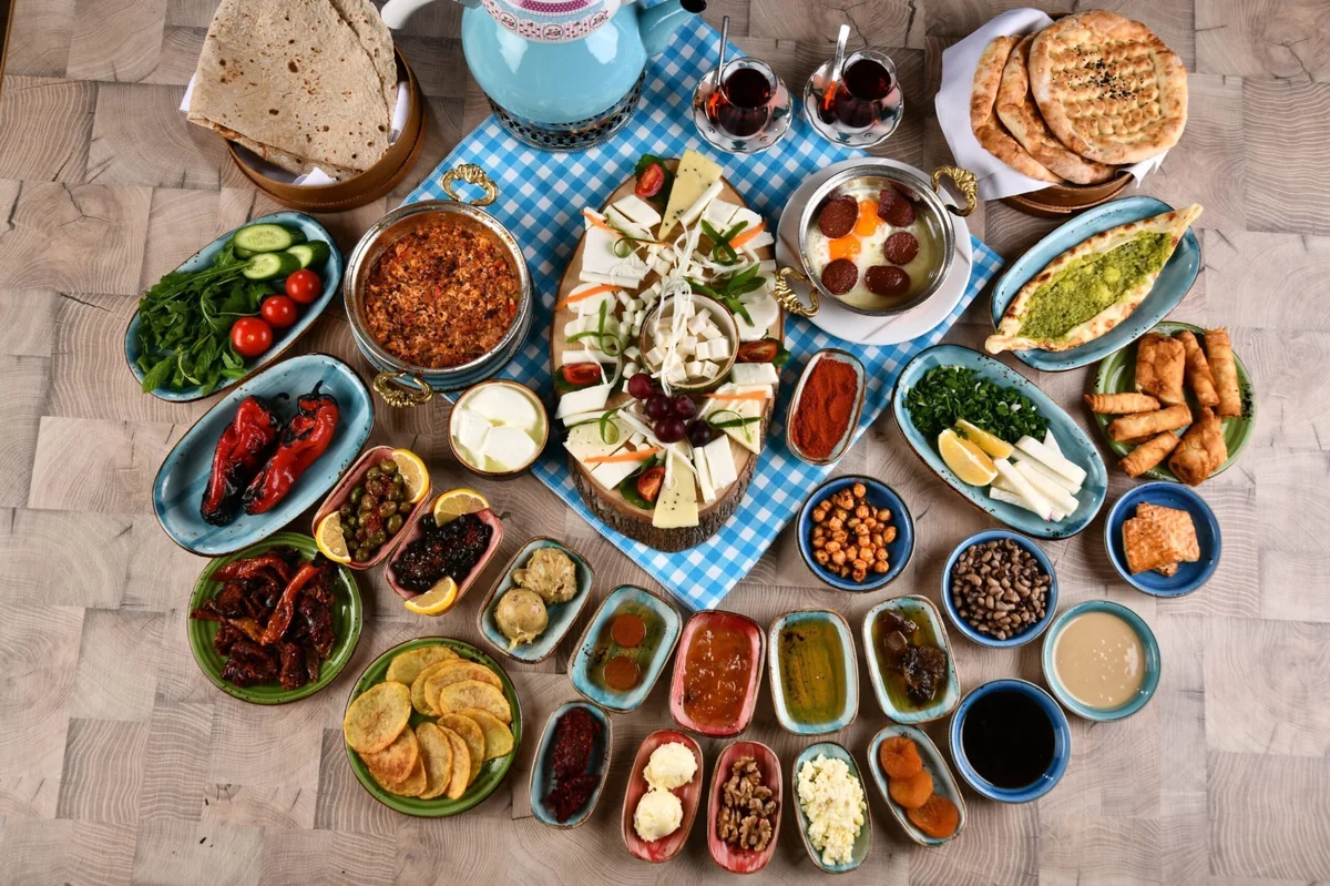 Peynir, zeytin, yumurta, ezme ve sıcak ekmeklerle hazırlanmış geleneksel Şanlıurfa kahvaltısı