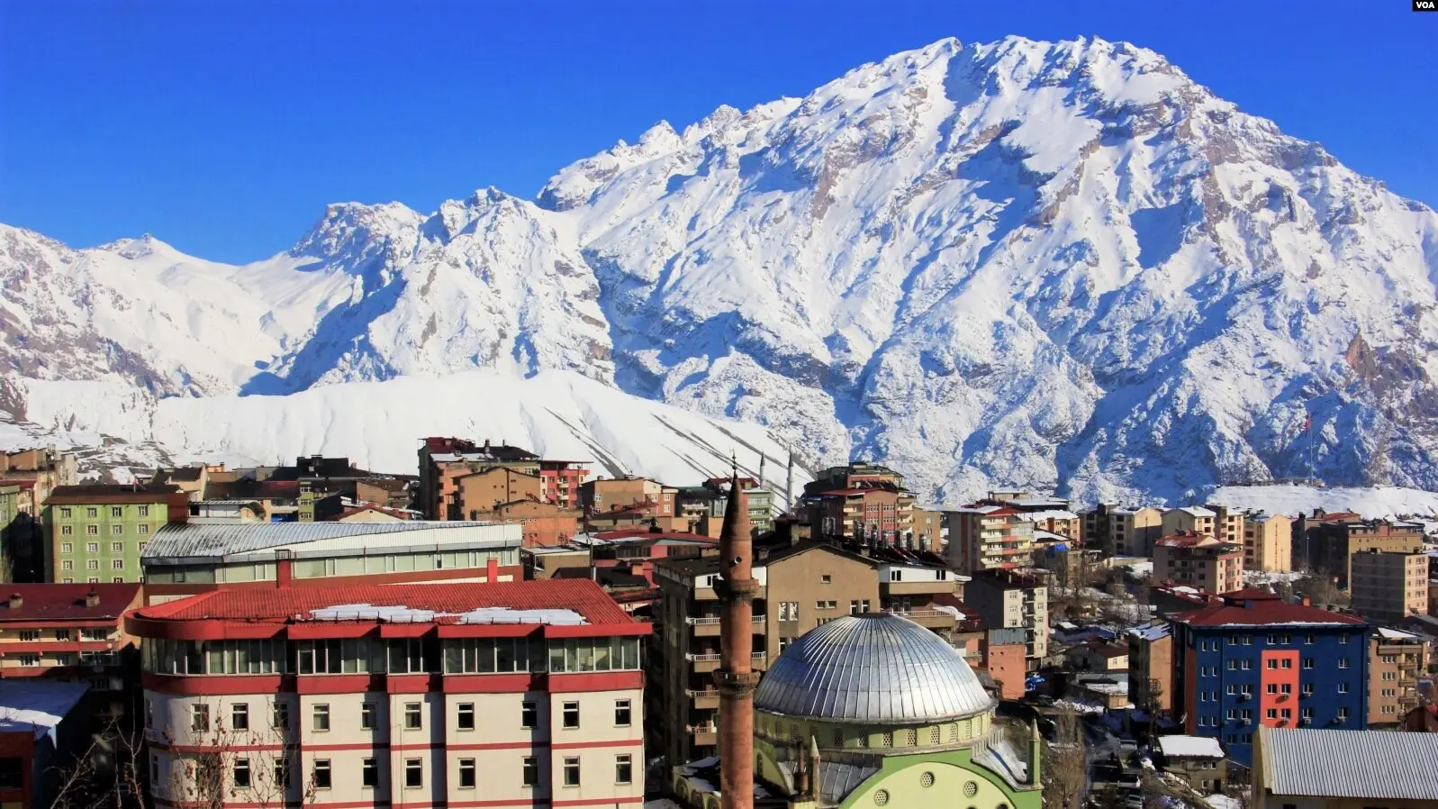 Hakkâri Şehir Merkezi ve Dağ Manzarası