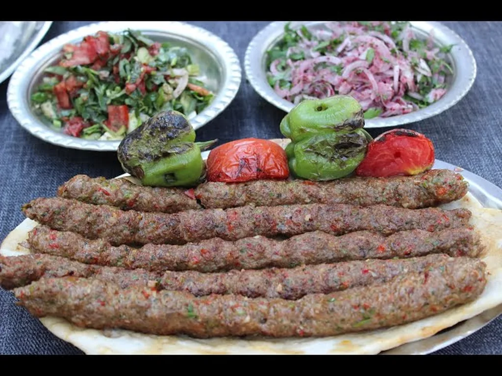 Köz biber ve domatesle servis edilen Şanlıurfa haşhaş kebabı