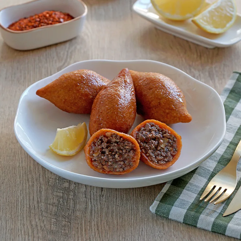 Kızartılmış ve kesilerek iç harcı gösterilmiş Şanlıurfa içli köftesi