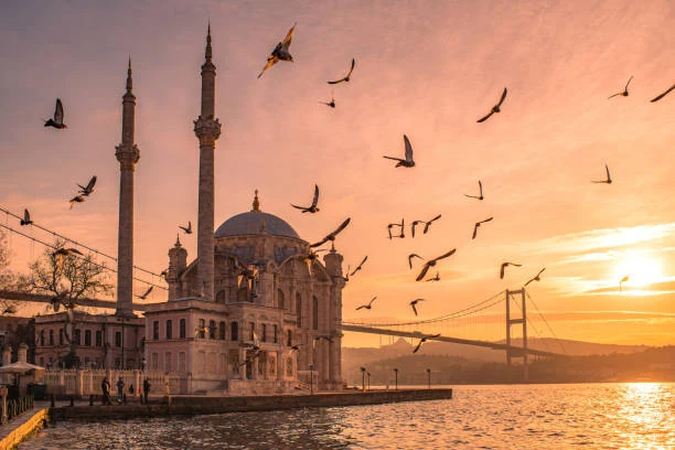 Ortaköy Camii ve Meydanı