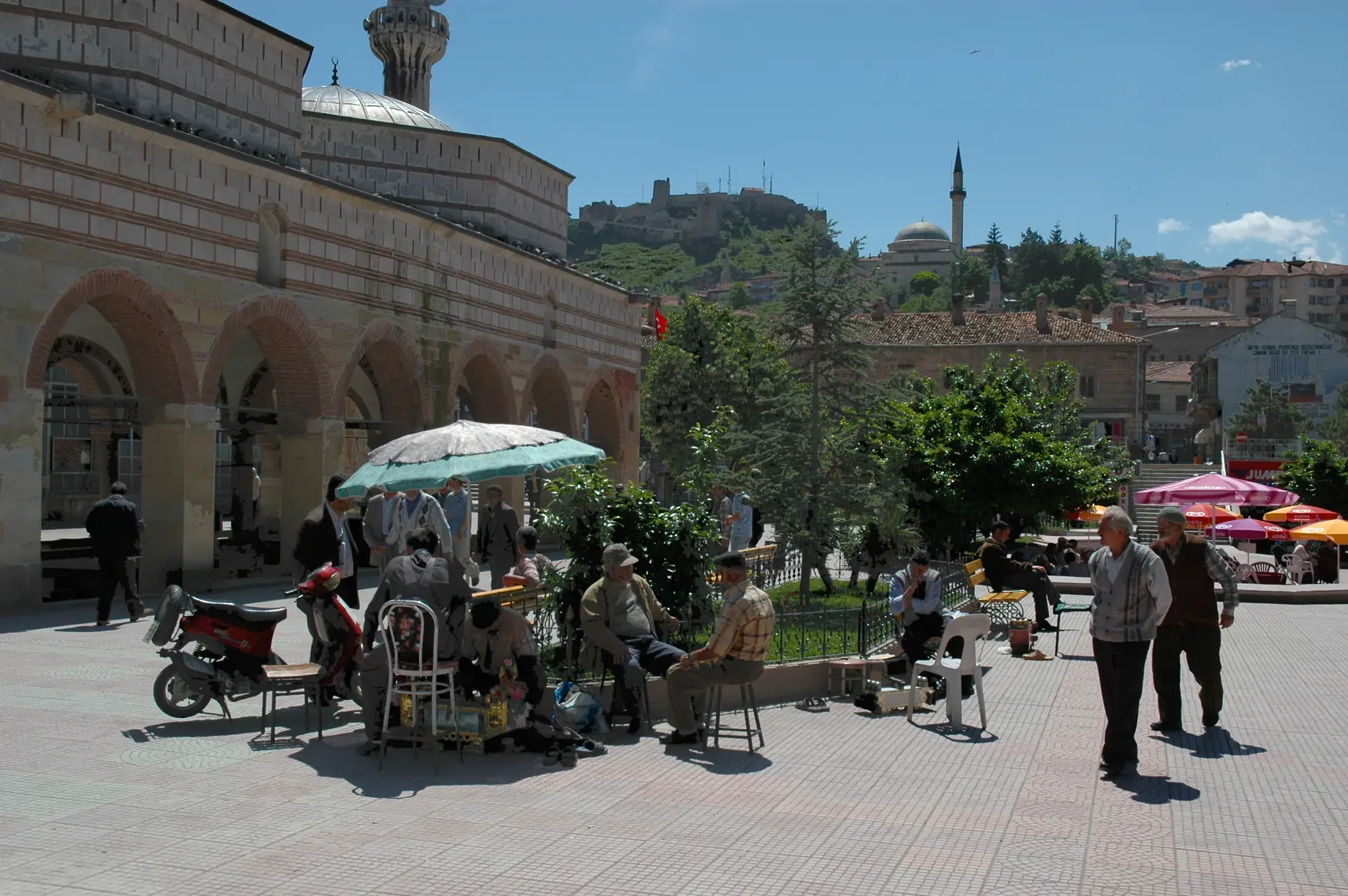 Nasrullah Meydanı, Camii ve Şadırvan
