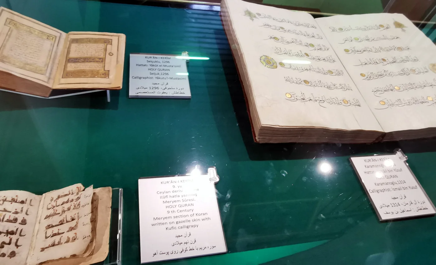 Konya Mevlâna Müzesi içinde sergilenen gerçek tarihî eserler