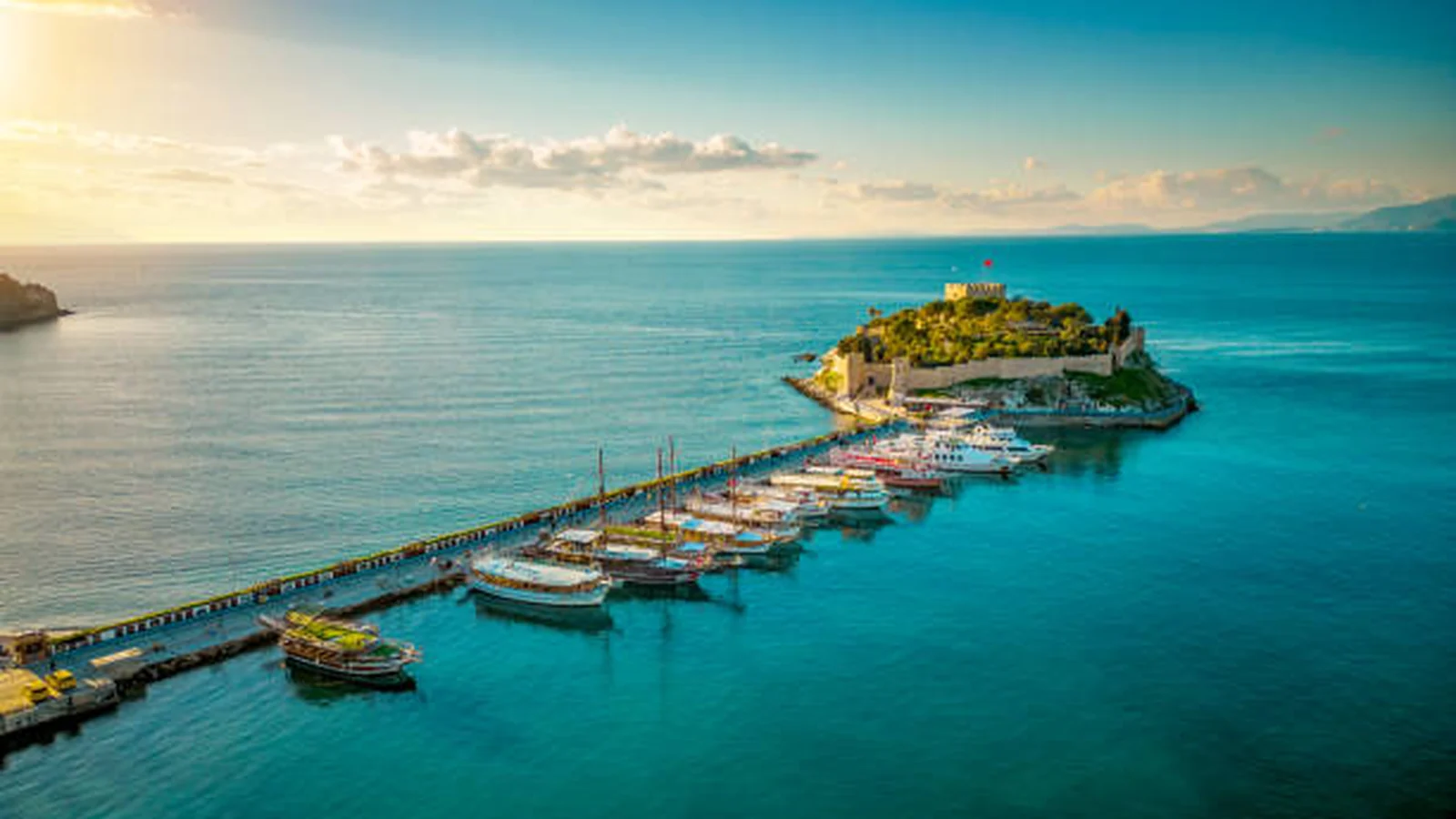 Kuşadası limanı ve Güvercinada manzarası