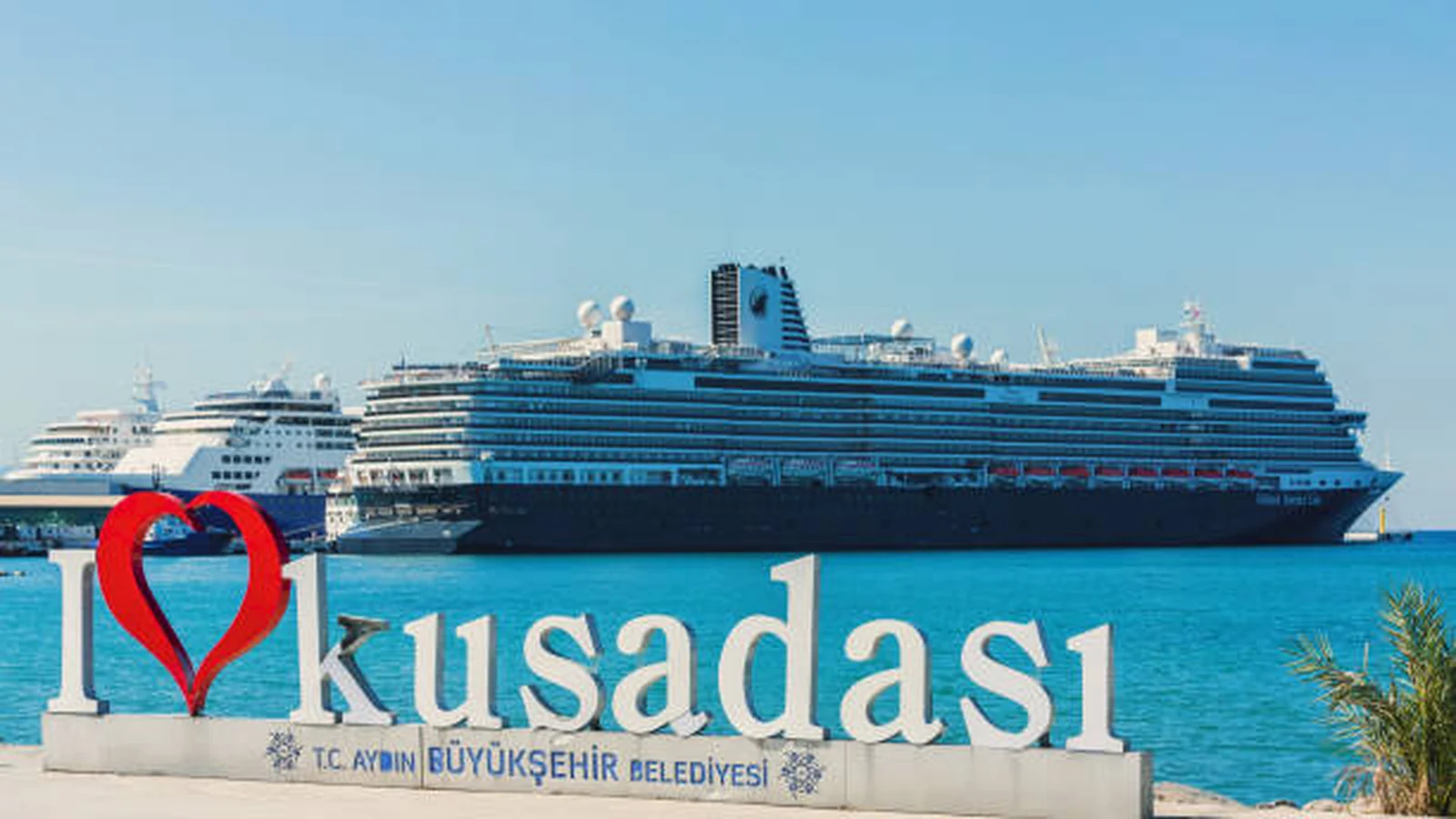 I Love Kuşadası yazısı ve kruvaziyer gemileri
