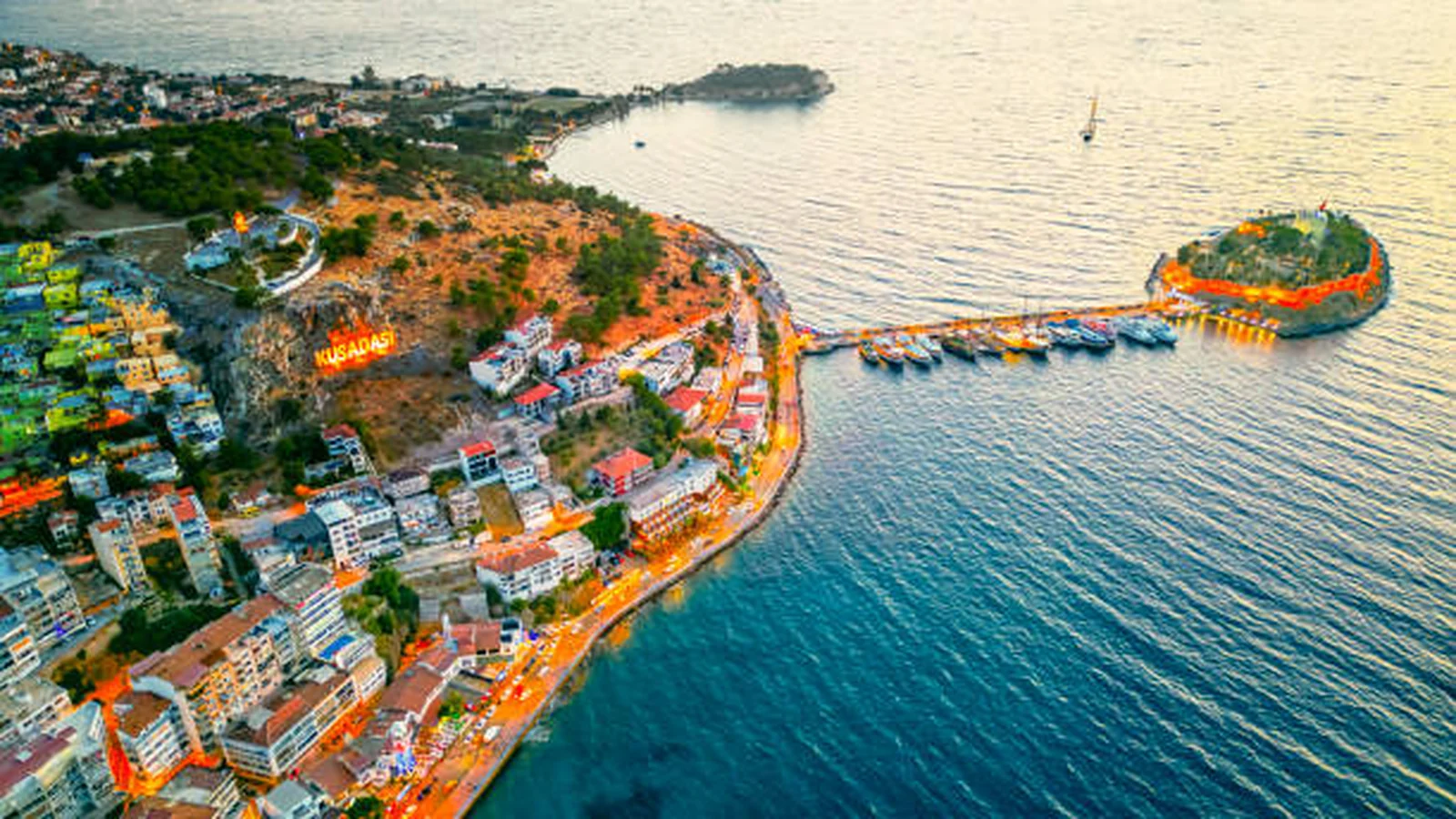 Kuşadası sahili ve Güvercinada gün batımı manzarası