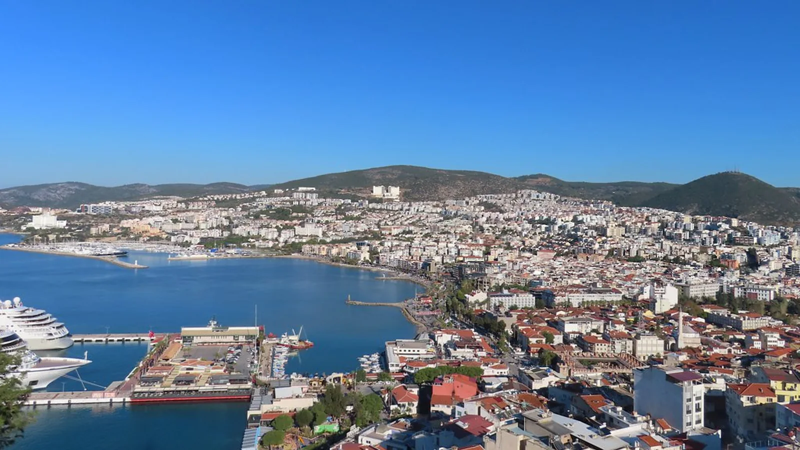 Kuşadası kıyıları ve şehir manzarası