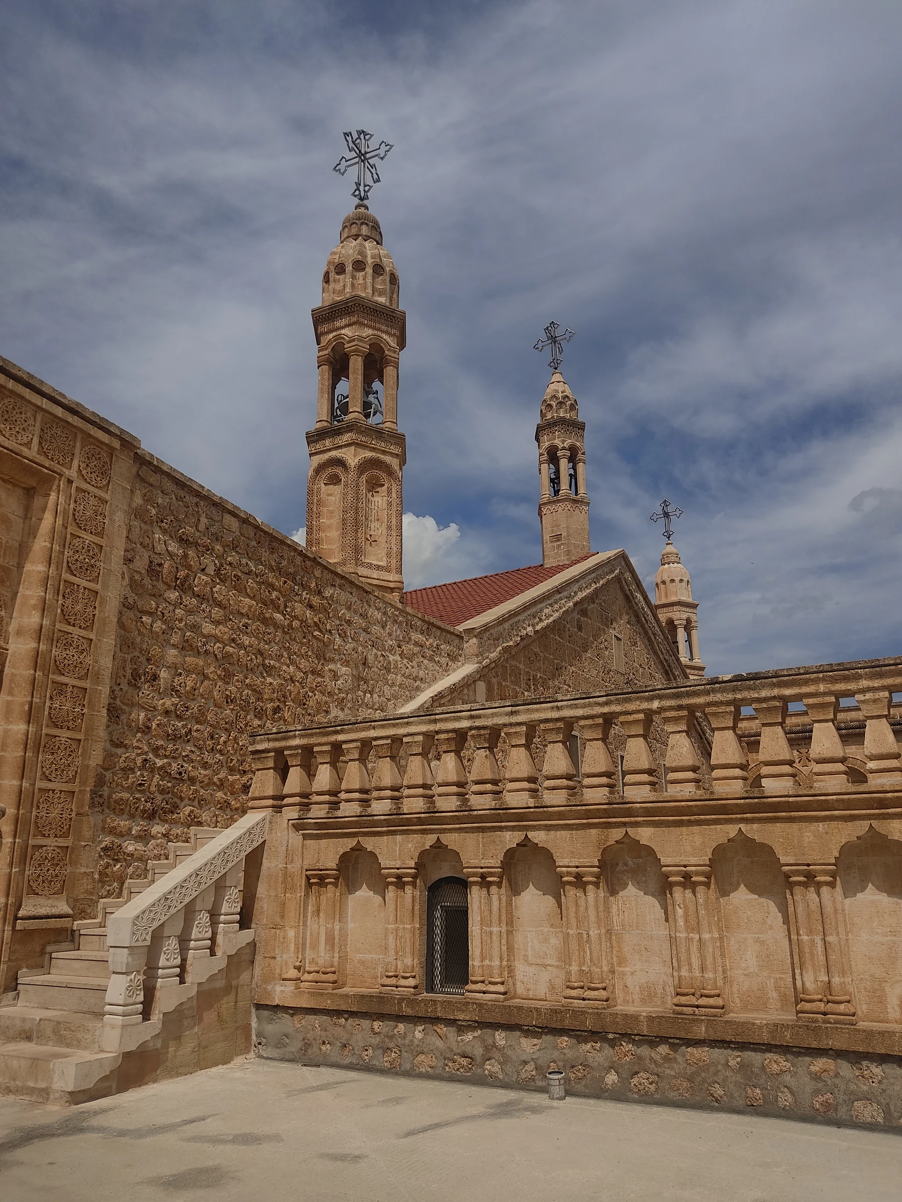 Mor Gabriel Manastırı taş kuleleri ve avlusu