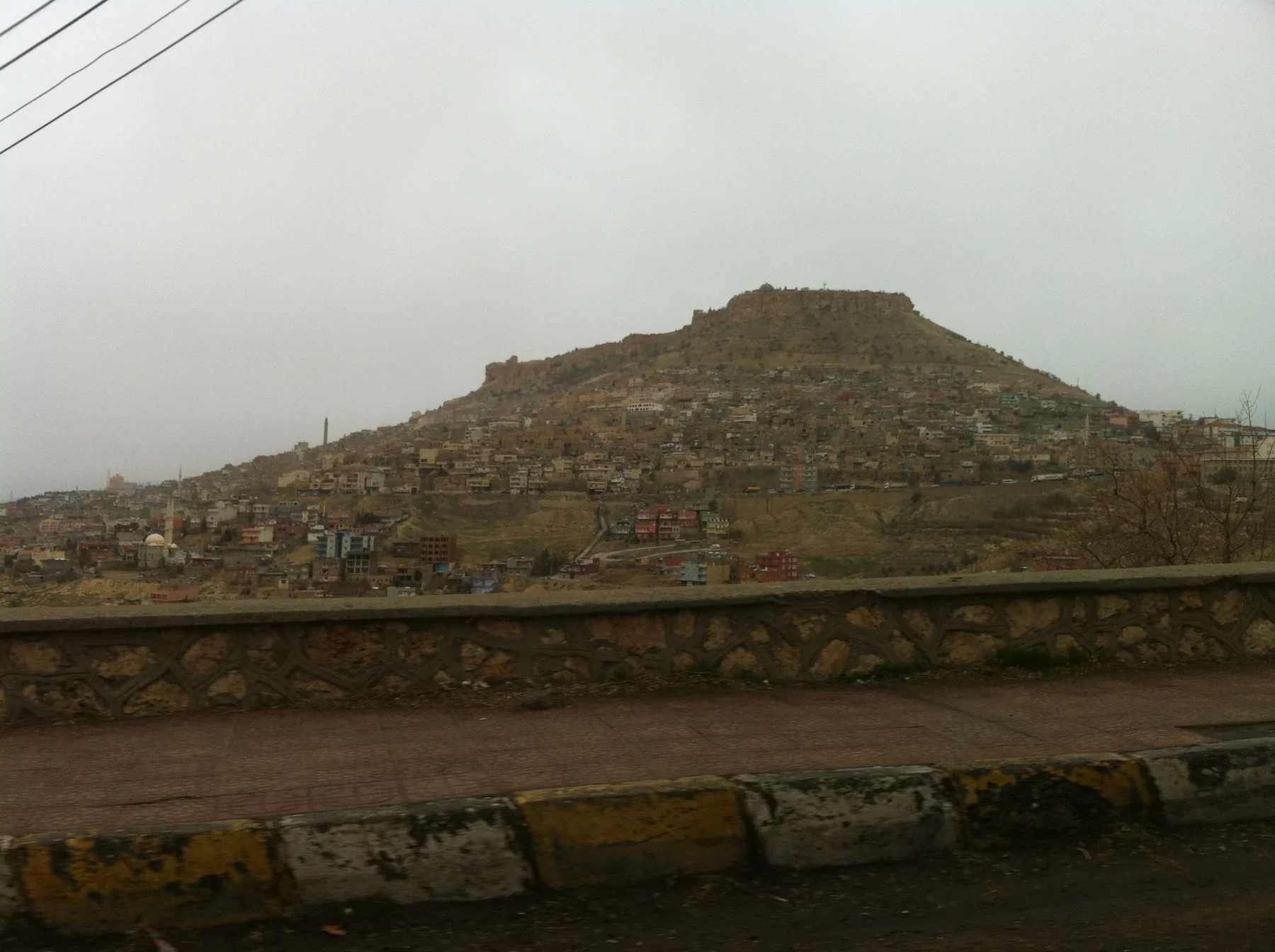 Eski Mardin taş şehir manzarası ve gastronomi atmosferi