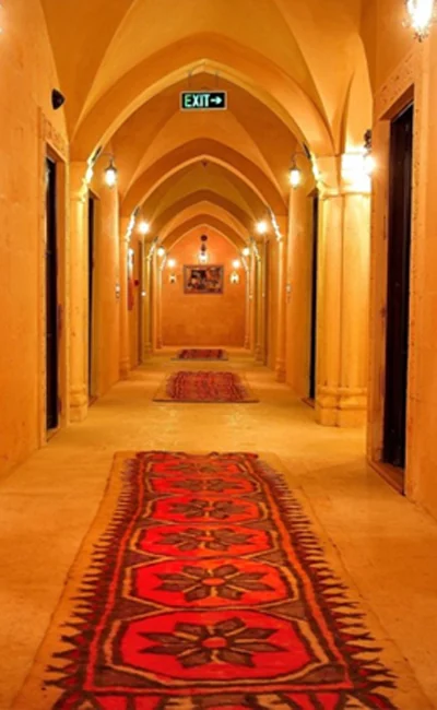 Maridin Hotel taş koridor ve kemerli mimari