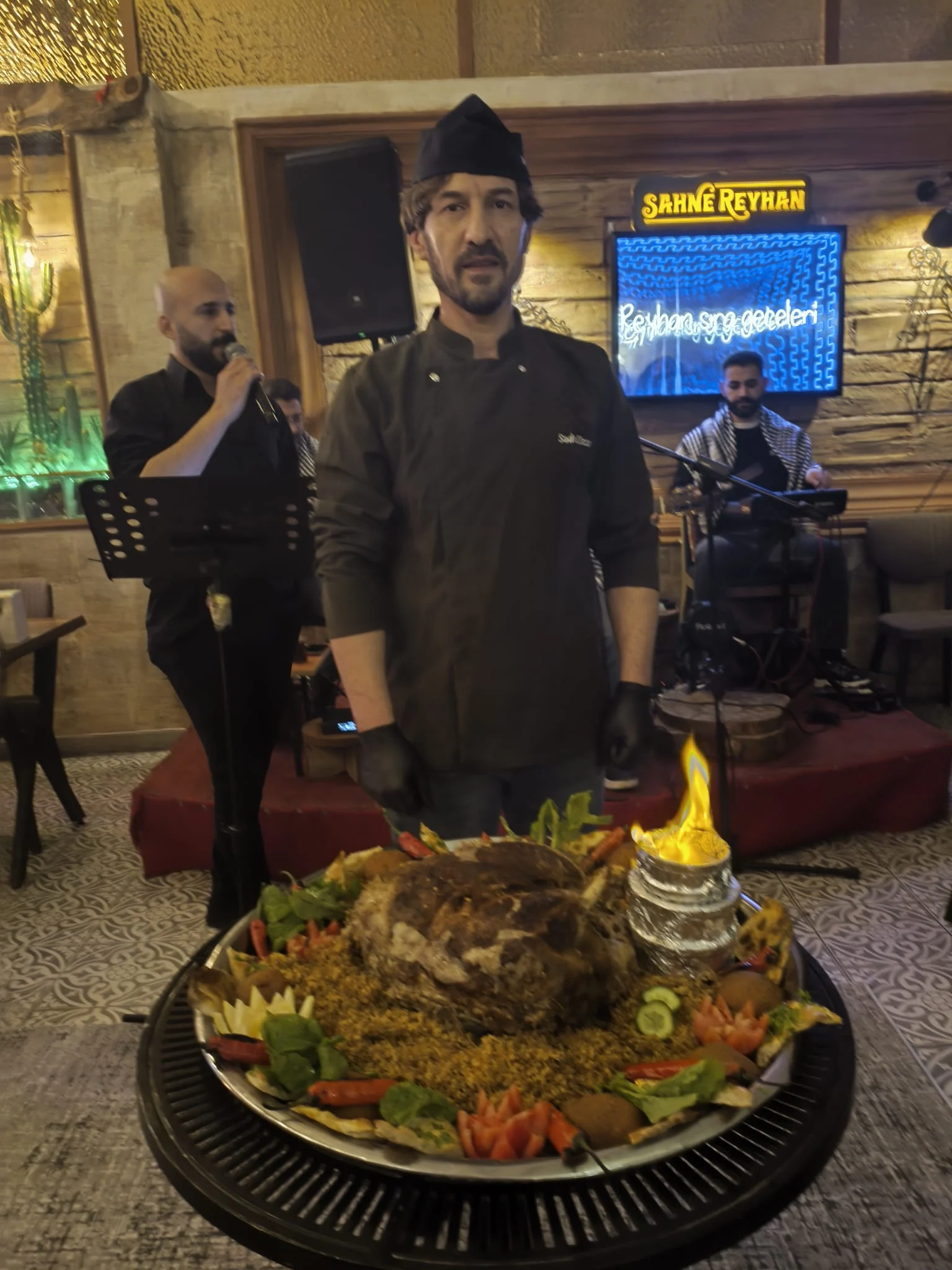 Mardin sıra gecesi kaburga dolması sunumu