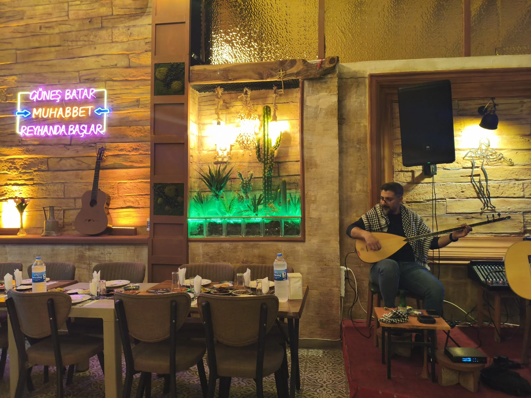 Mardin Sahne Reyhan bağlama performansı
