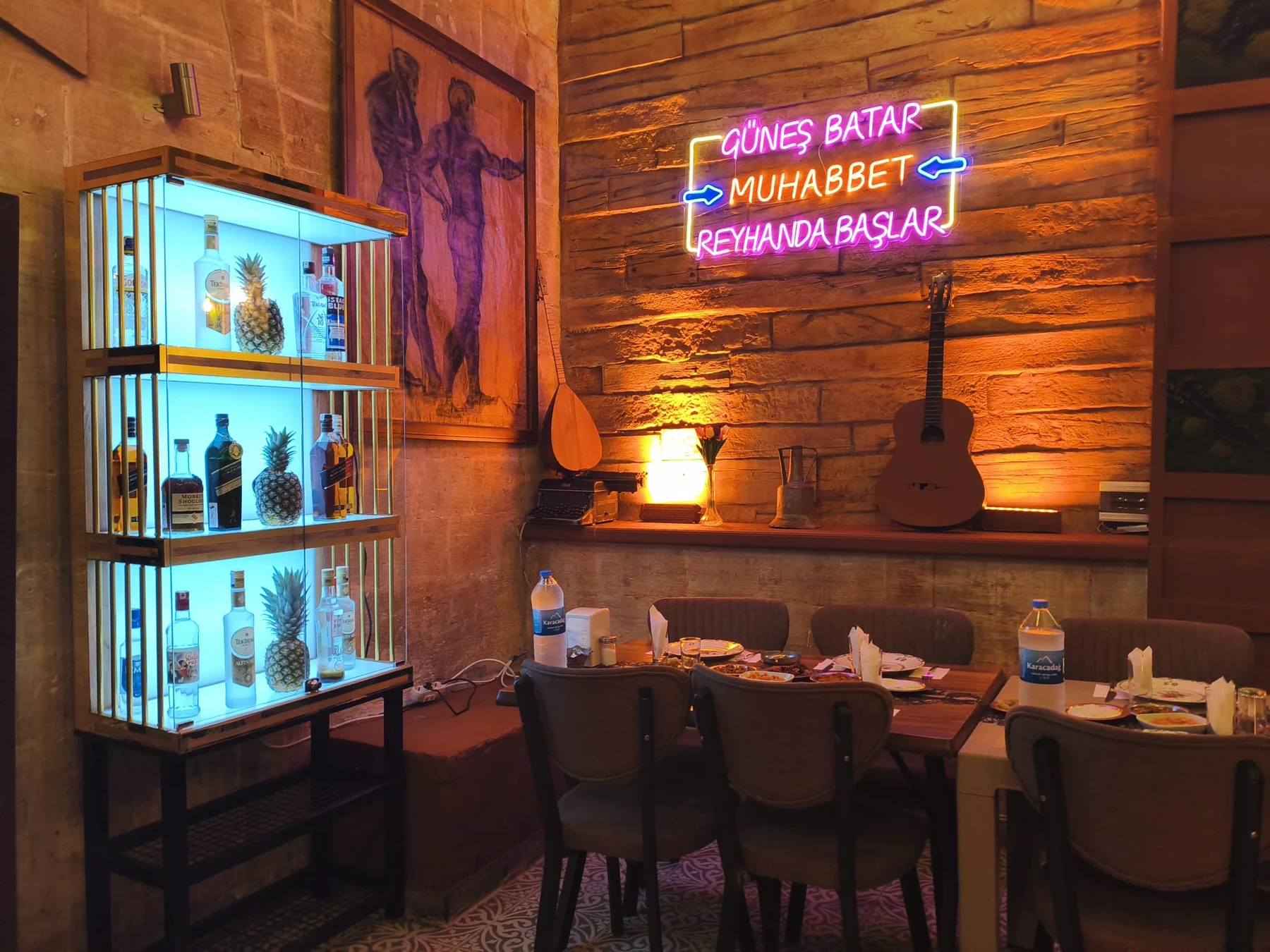 Reyhan Cafe Mardin sıra gecesi salonu ve taş mekan atmosferi