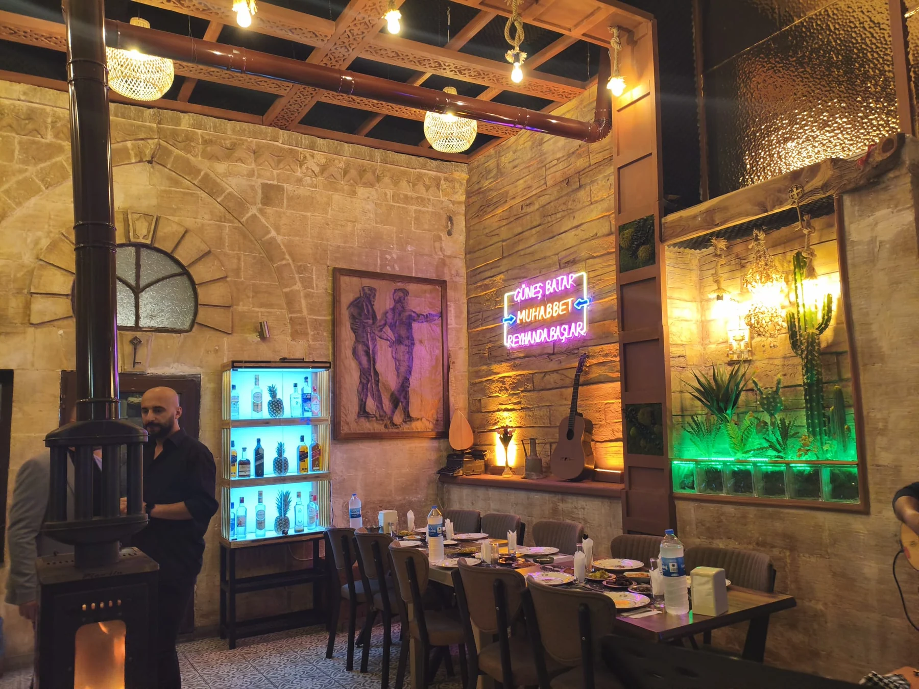 Sahne Reyhan Mardin masa ve salon düzeni