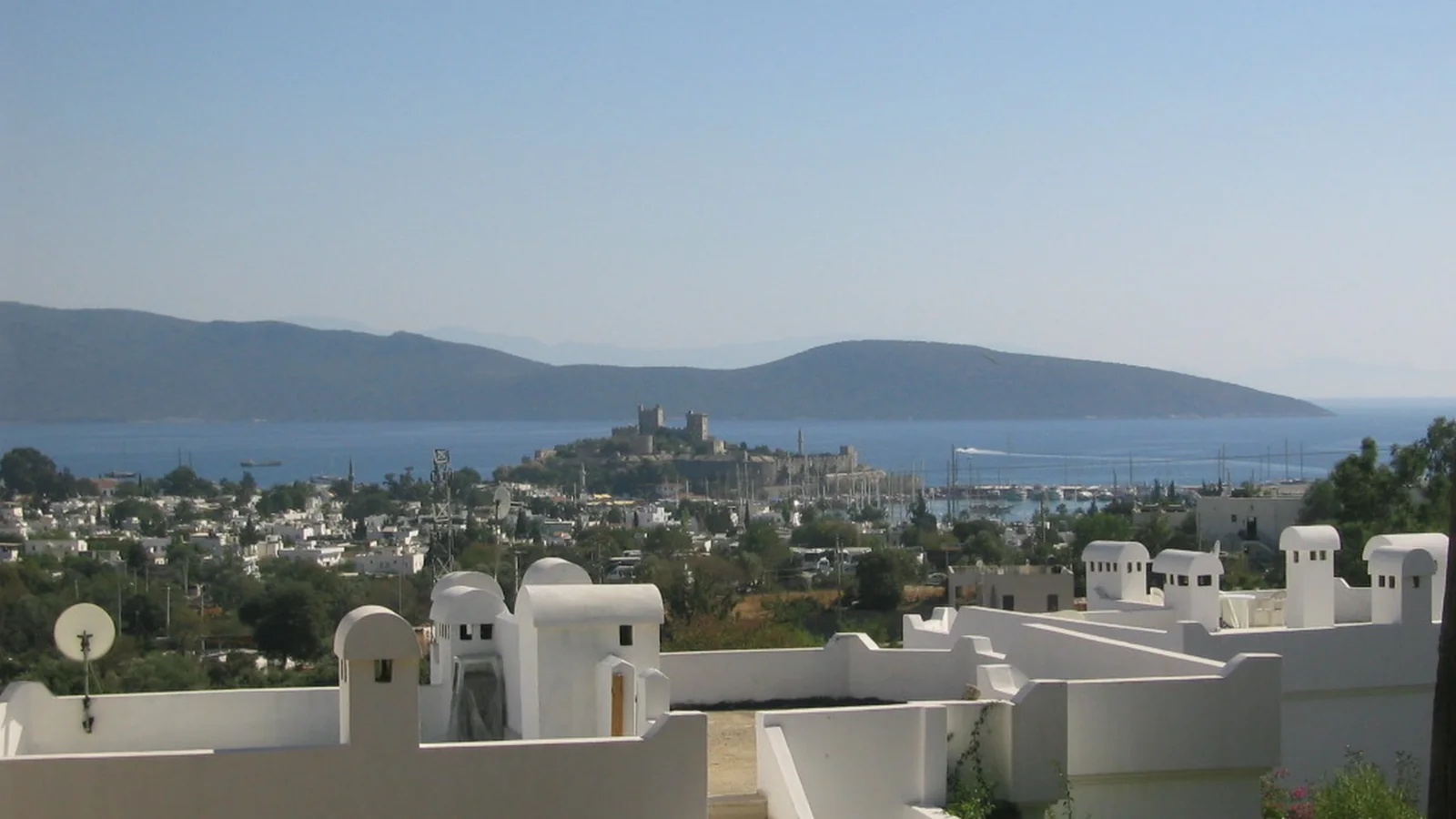 Bodrum beyaz evleri, marina ve Bodrum Kalesi manzarası
