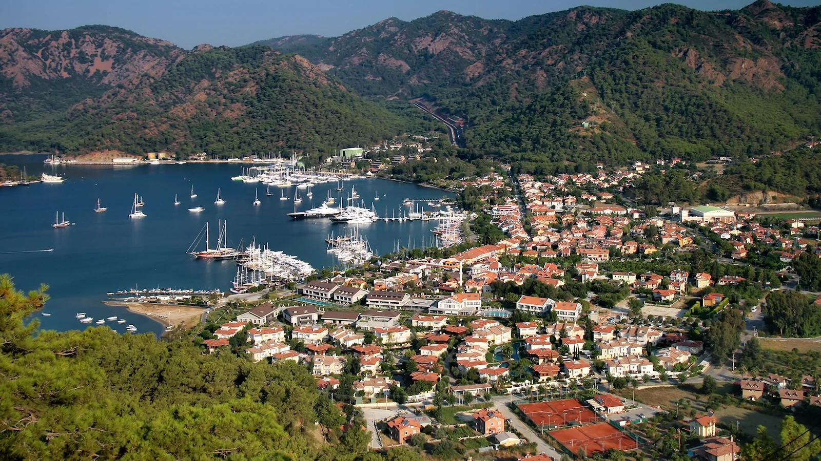 Göcek marinaları, tekneler ve kıyı yerleşimi