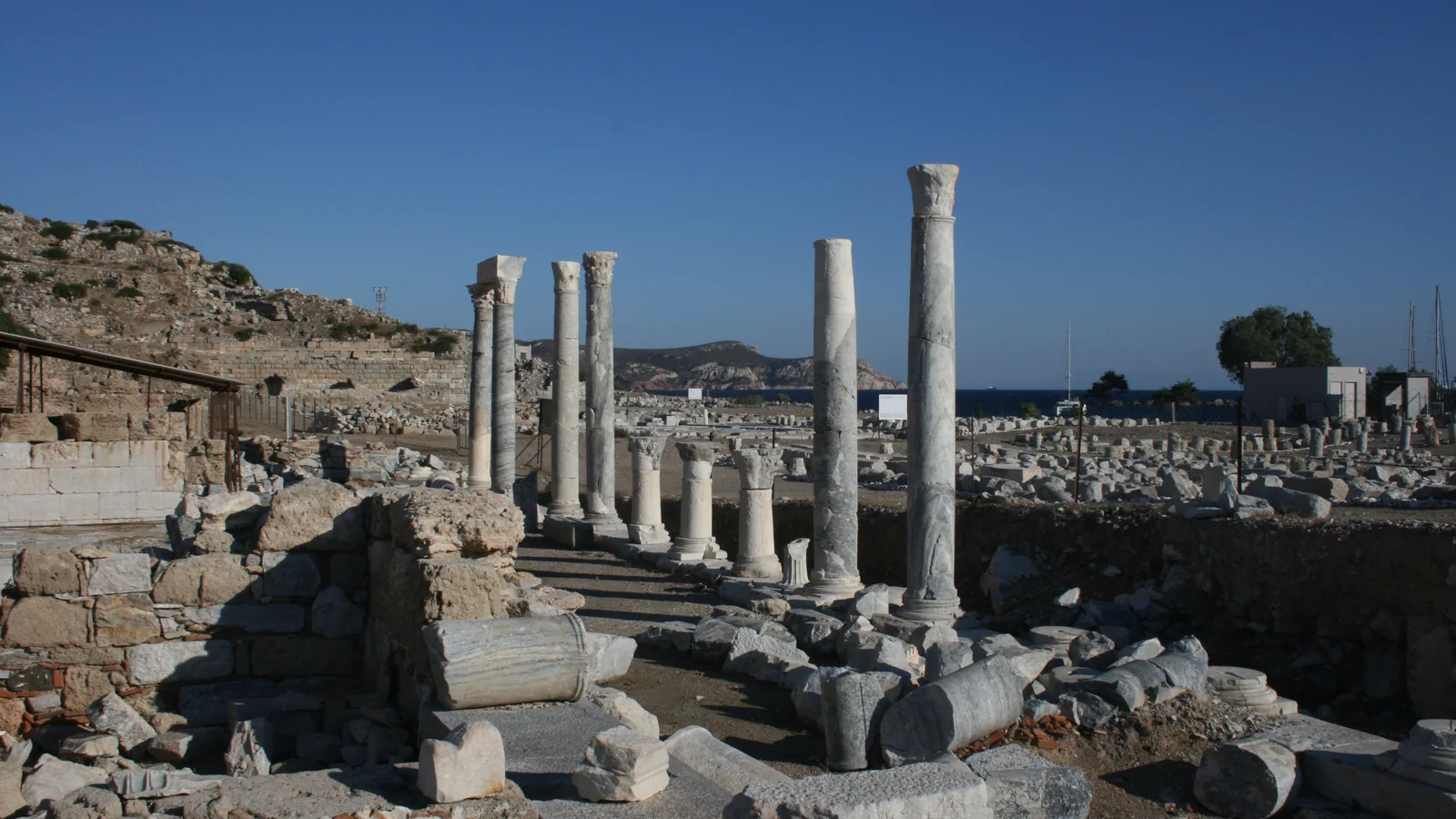 Knidos Antik Kenti sütunları ve deniz manzarası