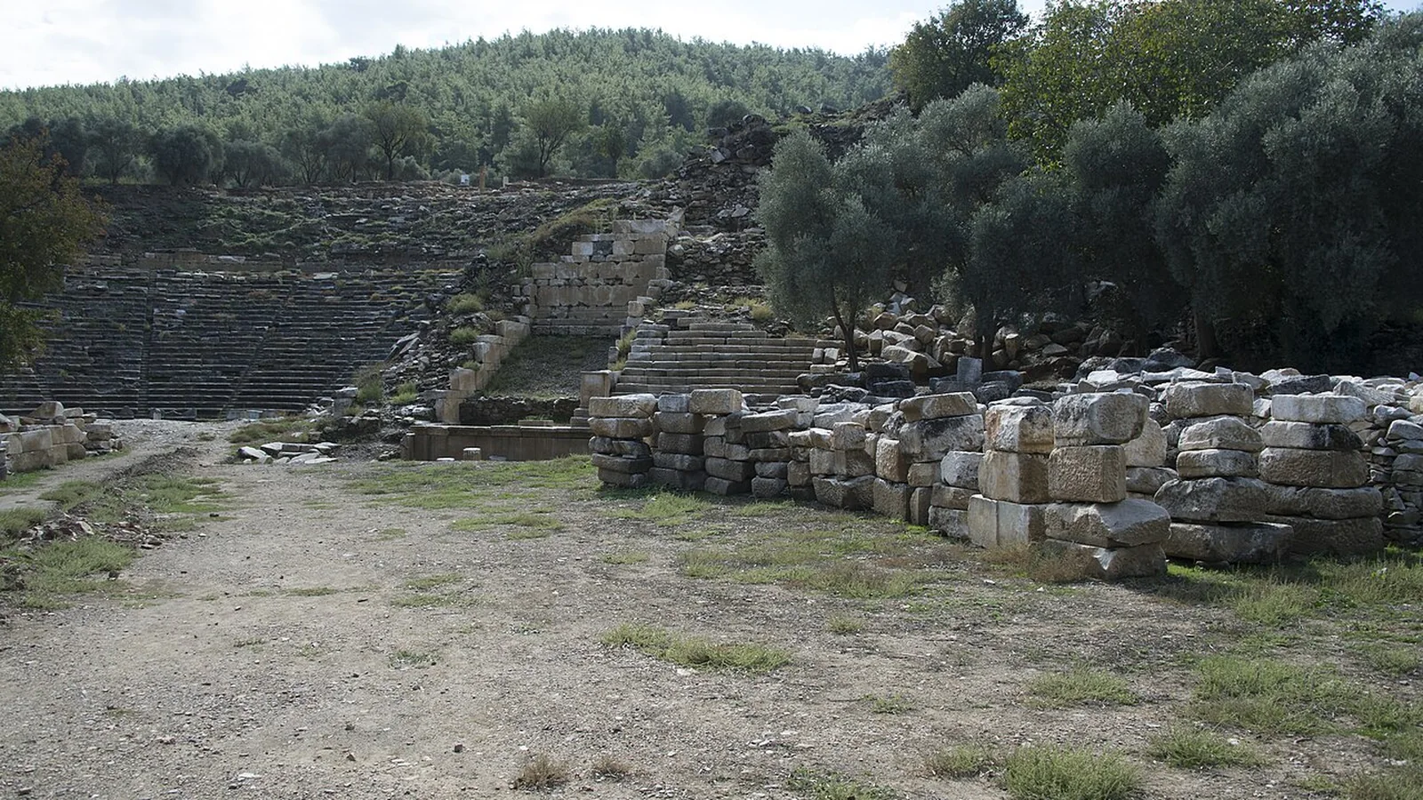 Stratonikeia Antik Kenti tiyatro ve taş kalıntıları