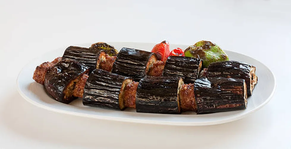 Et köfteleriyle sıra halinde pişirilmiş Şanlıurfa patlıcan kebabı