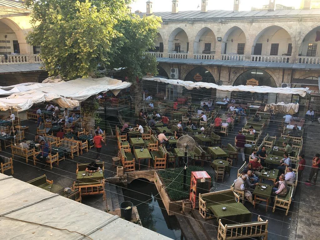 Gümrük Hanı avlusunda oturma alanları ve tarihî yapı