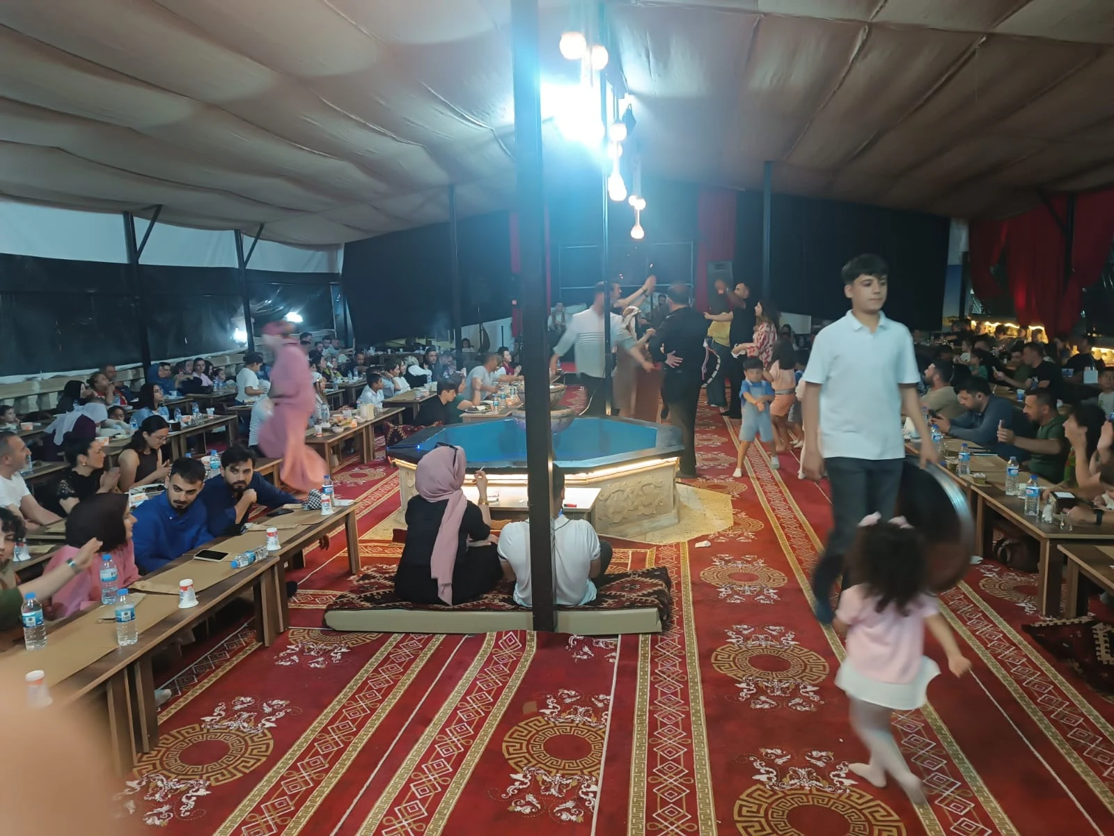Sıra gecesi sırasında hareketli ortam ve halay bölümü