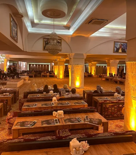 Butik ve sıcak aydınlatmalı sıra gecesi salonu