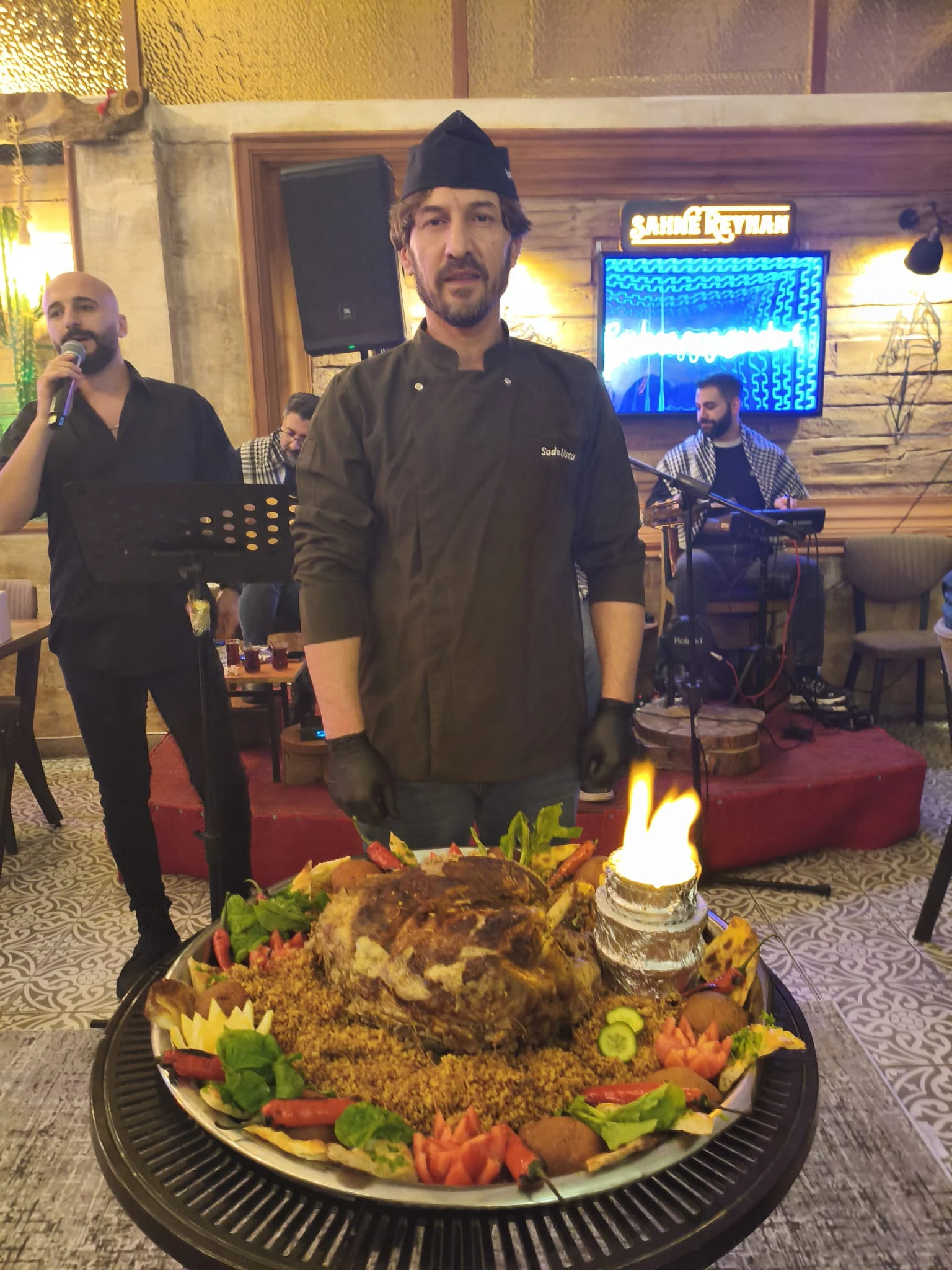 Sıra gecesinde büyük tepsi yemek sunumu